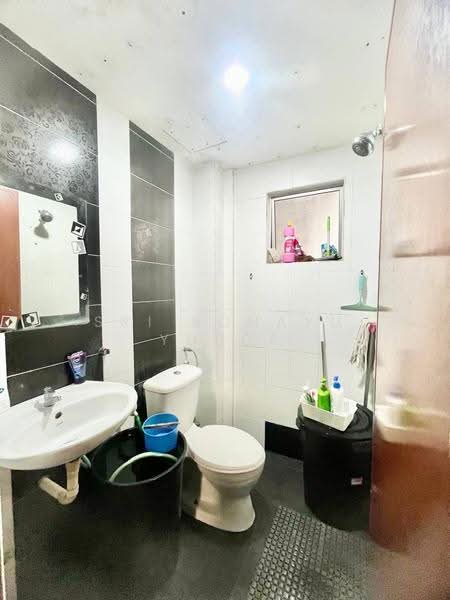 Pangsapuri untuk Dijual di Residensi Warnasari 3 - Sri Rohayu Yusof - Bathroom - PropertyGuru.com.my