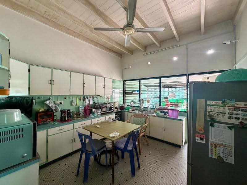Rumah Berkembar untuk Dijual di Island Park (Jelutong) - Sam Ooi - Kitchen - PropertyGuru.com.my