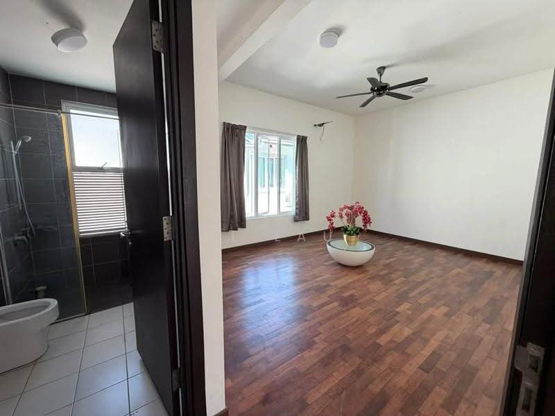 Rumah Berkembar untuk Disewa di Taman Equine (Seri Kembangan) - HL Lau - Bathroom - PropertyGuru.com.my