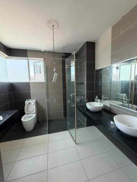 Rumah Berkembar untuk Disewa di Taman Equine (Seri Kembangan) - HL Lau - Bathroom - PropertyGuru.com.my