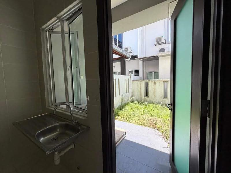 Rumah Berkembar untuk Disewa di Taman Equine (Seri Kembangan) - HL Lau - Exterior - PropertyGuru.com.my