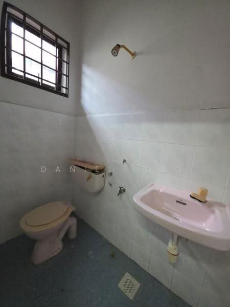 2-storey Terraced House for Sale in Taman Bersatu (Kulai) - Daniel Yong - Bathroom - PropertyGuru.com.my