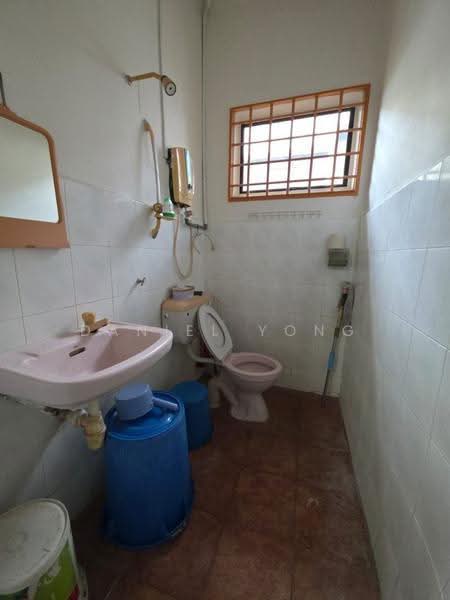 2-storey Terraced House for Sale in Taman Bersatu (Kulai) - Daniel Yong - Bathroom - PropertyGuru.com.my