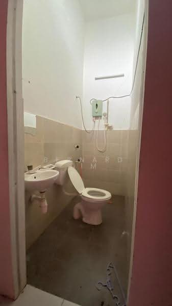 Rumah Teres 2.5-Tingkat untuk Dijual di Taman Scientex Pasir Gudang (Pasir Gudang) - Bernard Lim - Bathroom - PropertyGuru.com.my