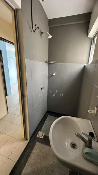 Pangsapuri untuk Dijual di Pangsapuri Alpinia - Jeff Cheah - Bathroom - PropertyGuru.com.my
