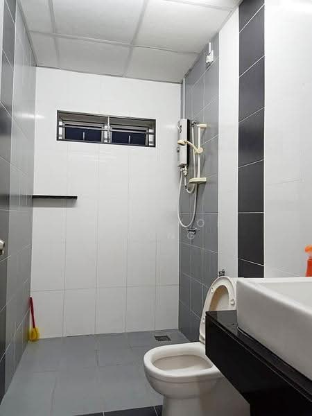 Kondominium untuk Dijual di The Wharf Residence - Chow Kok Toong - Bathroom - PropertyGuru.com.my