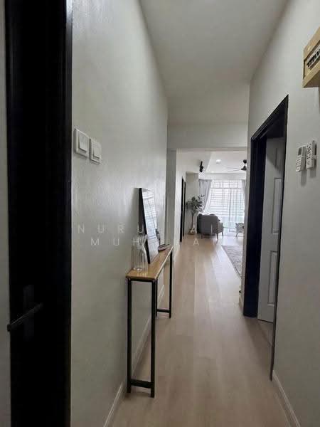 Pangsapuri untuk Dijual di Pangsapuri Jati 1 - Nurul Ain Muharam - Corridor - PropertyGuru.com.my