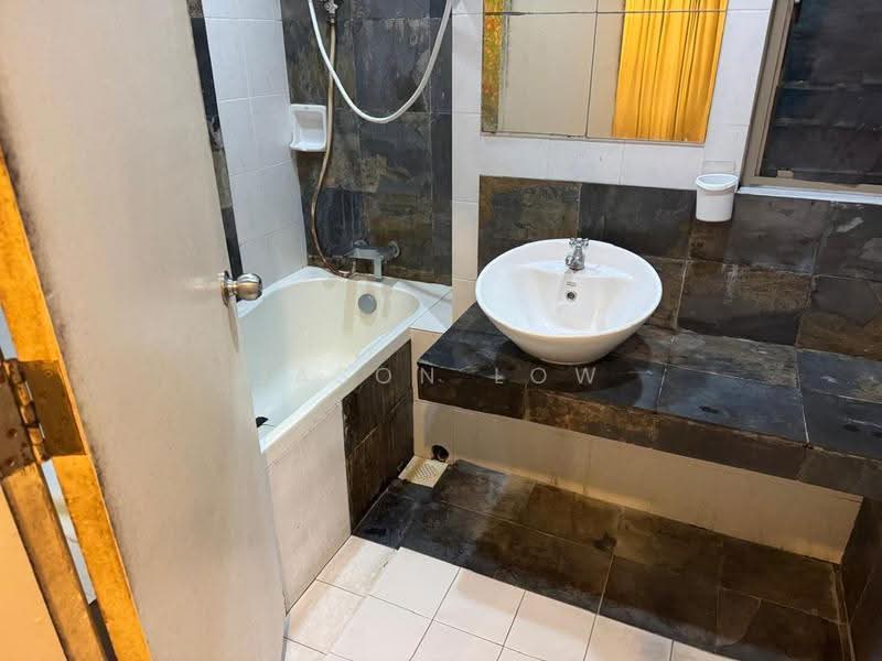 Kediaman Servis untuk Disewa di Ritze Perdana 1 - Jason Low - Bathroom - PropertyGuru.com.my