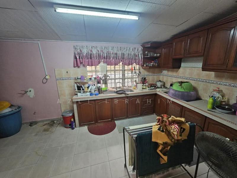 Bungalow House for Sale in Kampung Melayu Ampang (Ampang) - Azli Ibrahim - Kitchen - PropertyGuru.com.my