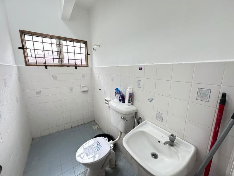 2-storey Terraced House for Rent in Bandar Country Homes (Rawang) - Lucy Chow - Bathroom - PropertyGuru.com.my