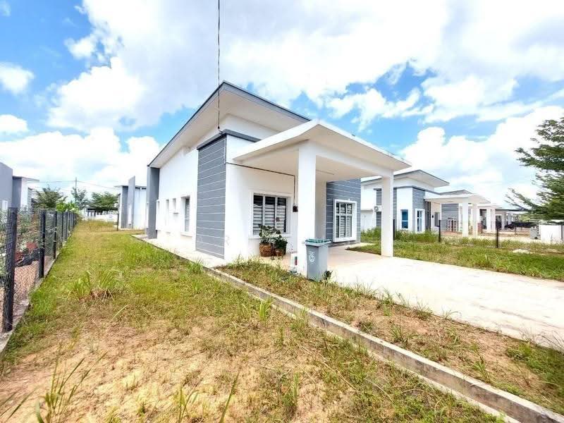 Bungalow House for Sale in Taman Sri Lambak (Kluang) - Arif MS - PropertyGuru.com.my
