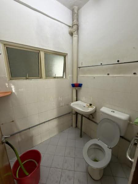 2-storey Terraced House for Sale in Taman Kluang Barat (Kluang) - Lan Tai Chow - Bathroom - PropertyGuru.com.my