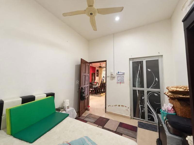 Bungalow House for Sale in Taman Sri Lambak (Kluang) - Arif MS - Bedroom - PropertyGuru.com.my