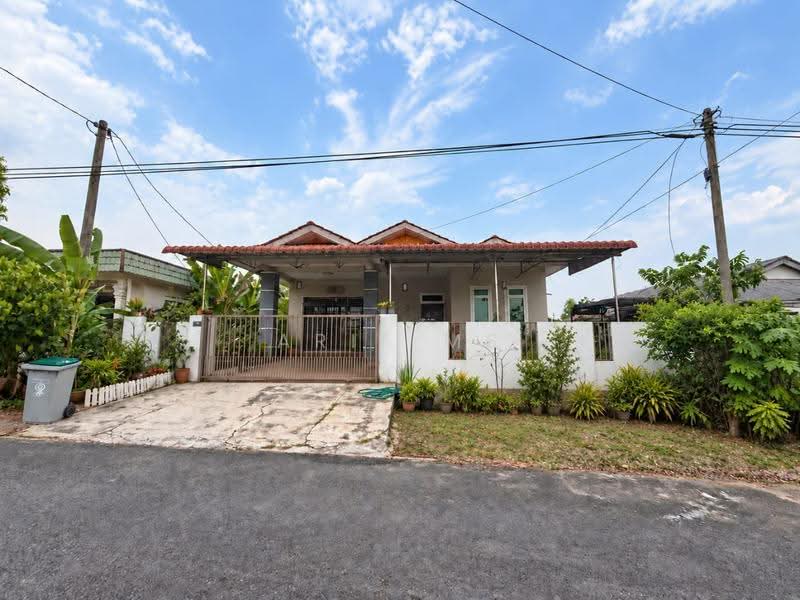 Bungalow House for Sale in Taman Sri Lambak (Kluang) - Arif MS - Exterior - PropertyGuru.com.my