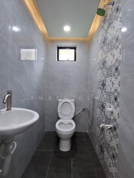 Rumah Teres 2-Tingkat untuk Dijual di Taman Cahaya Masai (Pasir Gudang) - Amber Hew - Bathroom - PropertyGuru.com.my