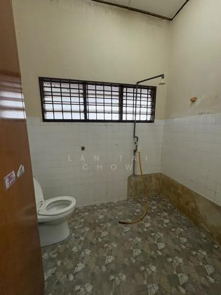 2-storey Terraced House for Sale in Kluang (Johor) - Lan Tai Chow - Bathroom - PropertyGuru.com.my