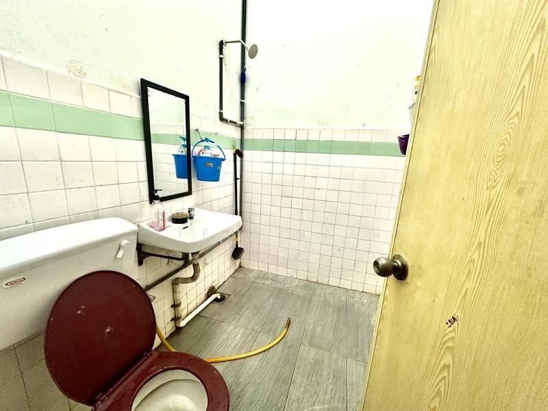 Rumah Teres 2-Tingkat untuk Dijual di Seksyen 11 (Shah Alam) - Zaffur Nazri - Bathroom - PropertyGuru.com.my