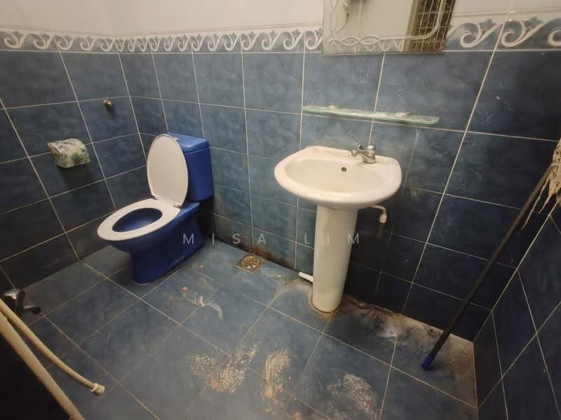 1-storey Terraced House for Sale in Taman Pelangi (Johor Bahru) - Misa Lim - Bathroom - PropertyGuru.com.my