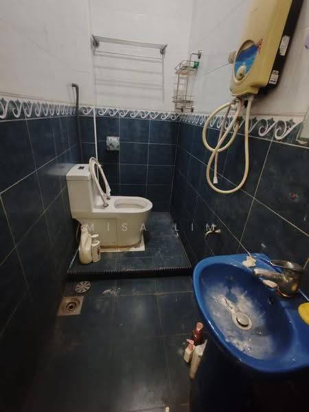 1-storey Terraced House for Sale in Taman Pelangi (Johor Bahru) - Misa Lim - Bathroom - PropertyGuru.com.my