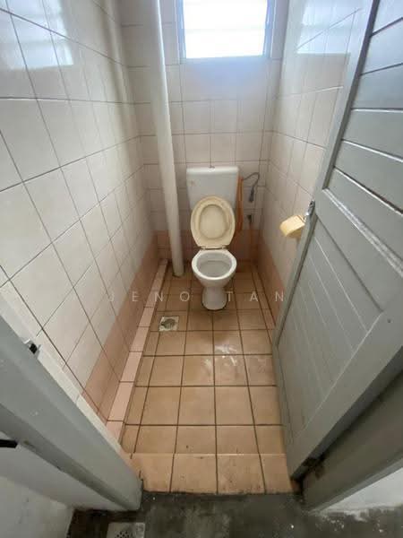 Warehouse for Rent in Kuching (Sarawak) - Jeno Tan - Bathroom - PropertyGuru.com.my