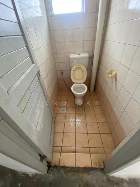 Warehouse for Rent in Kuching (Sarawak) - Jeno Tan - Bathroom - PropertyGuru.com.my