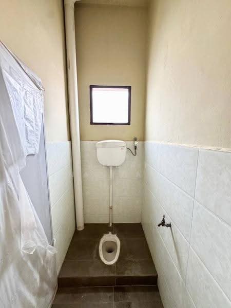 Shop / Office for Rent in Taman Cahaya (Pontian) - Saedah Napisah - Bathroom - PropertyGuru.com.my