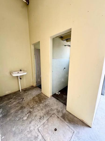 Shop / Office for Rent in Taman Cahaya (Pontian) - Saedah Napisah - Bathroom - PropertyGuru.com.my