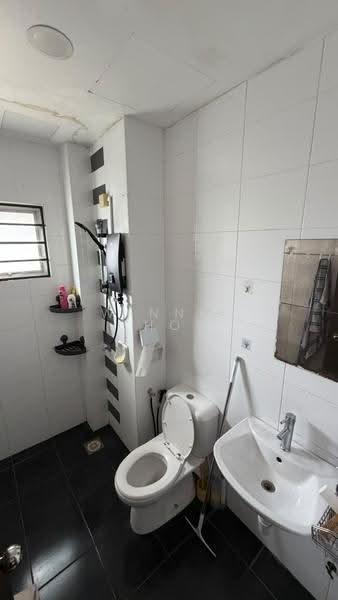 Condominium for Sale at Lagoon Suites - Winnie Chow - Bathroom - PropertyGuru.com.my