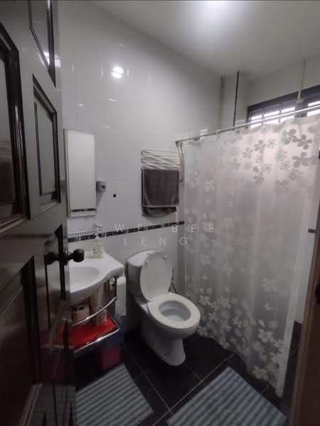 Semi-Detached House for Sale in Kampung Bahru (Johor Bahru) - Ewe Bee Leng - Bathroom - PropertyGuru.com.my