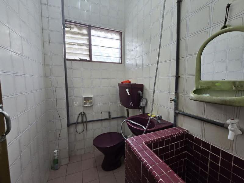2-storey Terraced House for Sale in Taman Cempaka (Ampang) - Mahirah . - Bathroom - PropertyGuru.com.my