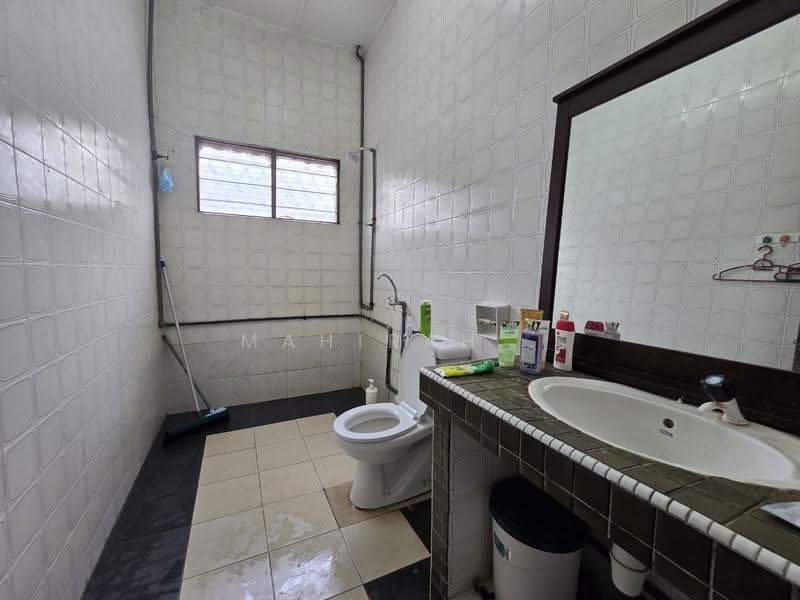 2-storey Terraced House for Sale in Taman Cempaka (Ampang) - Mahirah . - Bathroom - PropertyGuru.com.my