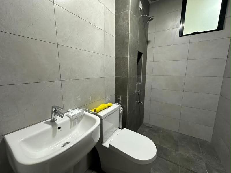 Semi-Detached House for Rent in Kempas Utama (Tebrau) - Shishi . - Bathroom - PropertyGuru.com.my
