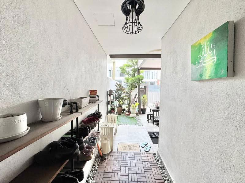 3-storey Terraced House for Sale in Laman Glenmarie (Shah Alam) - Salawati Busro - Entrance - PropertyGuru.com.my