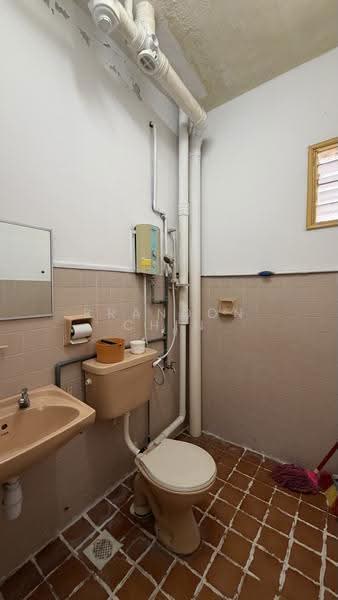 Pangsapuri untuk Dijual di Putri Apartment - Brandon Chin - Bathroom - PropertyGuru.com.my