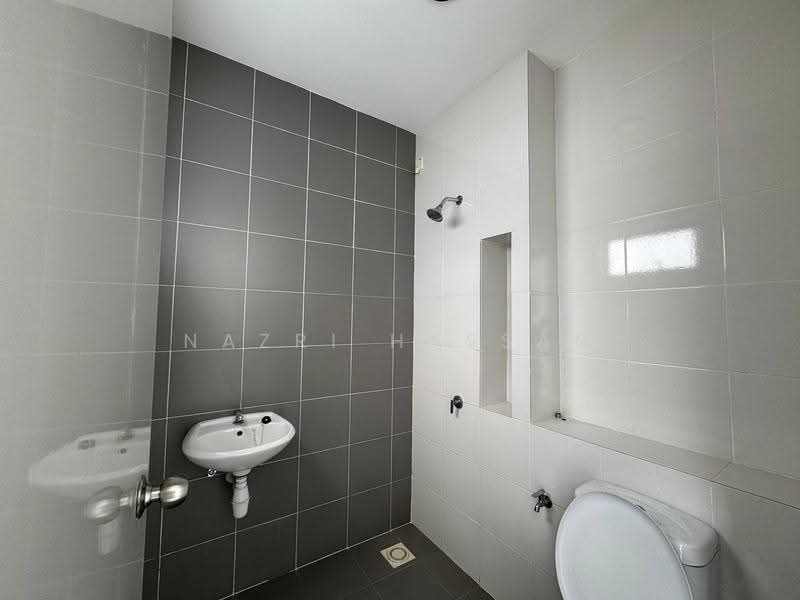 Rumah Berkembar untuk Dijual di Eco Grandeur (Puncak Alam) - Nazri Hassan - Bathroom - PropertyGuru.com.my