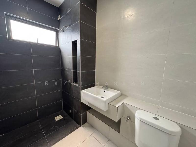 Rumah Berkembar untuk Dijual di Eco Grandeur (Puncak Alam) - Nazri Hassan - Bathroom - PropertyGuru.com.my