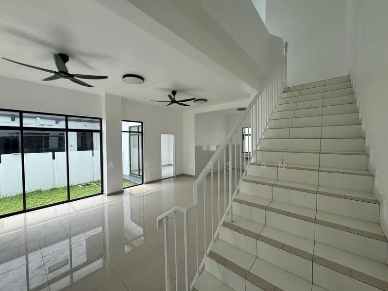 Rumah Berkembar untuk Dijual di Eco Grandeur (Puncak Alam) - Nazri Hassan - Living Room - PropertyGuru.com.my