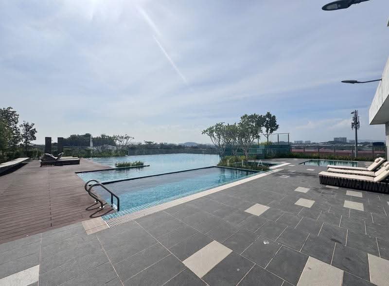Kediaman Servis untuk Disewa di Serviced Residence @ The Louvre @ Country Heights - Siti Haila - Pool - PropertyGuru.com.my