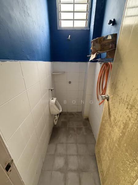Shop / Office for Rent in Taman Limbongan Jaya (Klebang) - BL Bong - Bathroom - PropertyGuru.com.my
