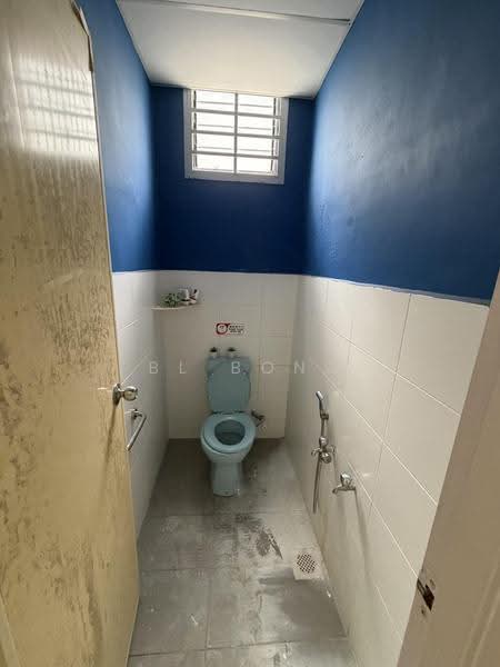 Shop / Office for Rent in Taman Limbongan Jaya (Klebang) - BL Bong - Bathroom - PropertyGuru.com.my