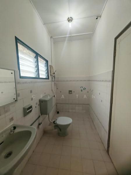2-storey Terraced House for Sale in Usj 6 (Subang Jaya) - Celia Tan - Bathroom - PropertyGuru.com.my