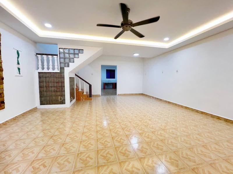 2-storey Terraced House for Sale in Taman Bukit Kempas (Tampoi) - Daniel Yong - Living Room - PropertyGuru.com.my