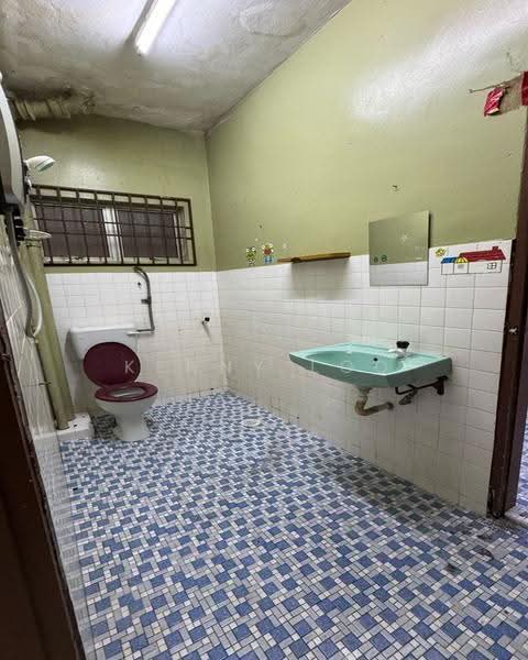 Bungalow House for Sale in Bukit Setongkol (Kuantan) - Kenny Loo - Bathroom - PropertyGuru.com.my