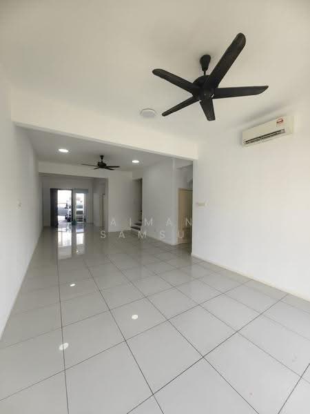 Rumah Teres untuk Disewa di Bandar Tropicana Aman (Telok Panglima Garang) - Aiman Samsul - Living Room - PropertyGuru.com.my