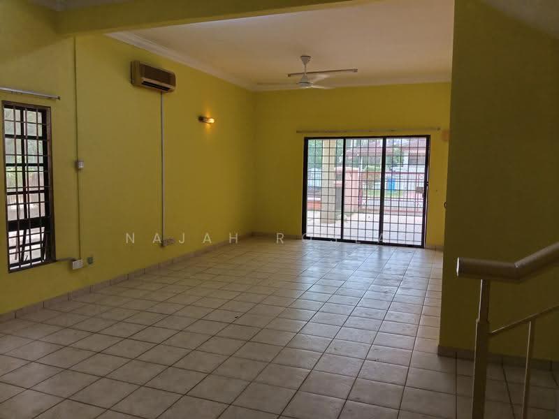 2-storey Terraced House for Rent in Bukit Jelutong (Shah Alam) - Najah Roslan - Living Room - PropertyGuru.com.my