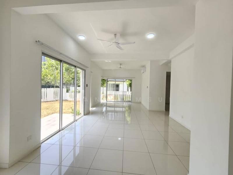 Rumah Teres untuk Dijual di Bandar Tropicana Aman (Telok Panglima Garang) - Aiman Samsul - Living Room - PropertyGuru.com.my
