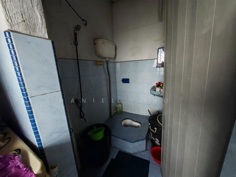 Flat for Sale at Taman Tampoi Utama Flat - Daniel Yong - Bathroom - PropertyGuru.com.my