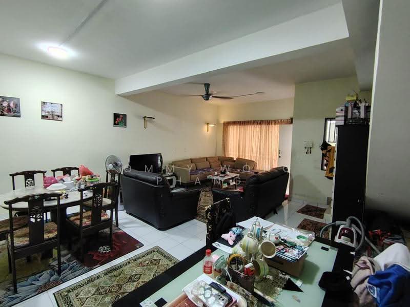 2-storey Terraced House for Sale in Bandar Putra Permai (Seri Kembangan) - Tommy Wong Phang - Living Room - PropertyGuru.com.my