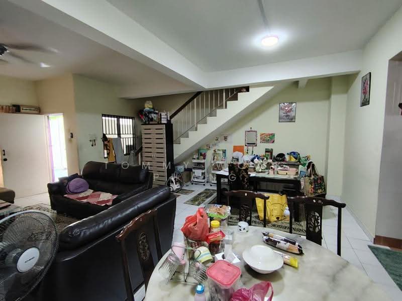 2-storey Terraced House for Sale in Bandar Putra Permai (Seri Kembangan) - Tommy Wong Phang - Living Room - PropertyGuru.com.my