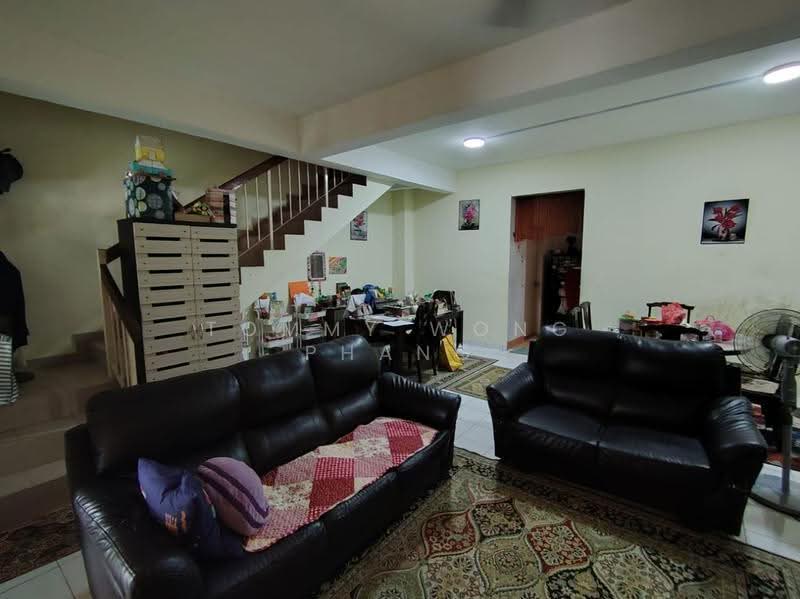 2-storey Terraced House for Sale in Bandar Putra Permai (Seri Kembangan) - Tommy Wong Phang - Living Room - PropertyGuru.com.my